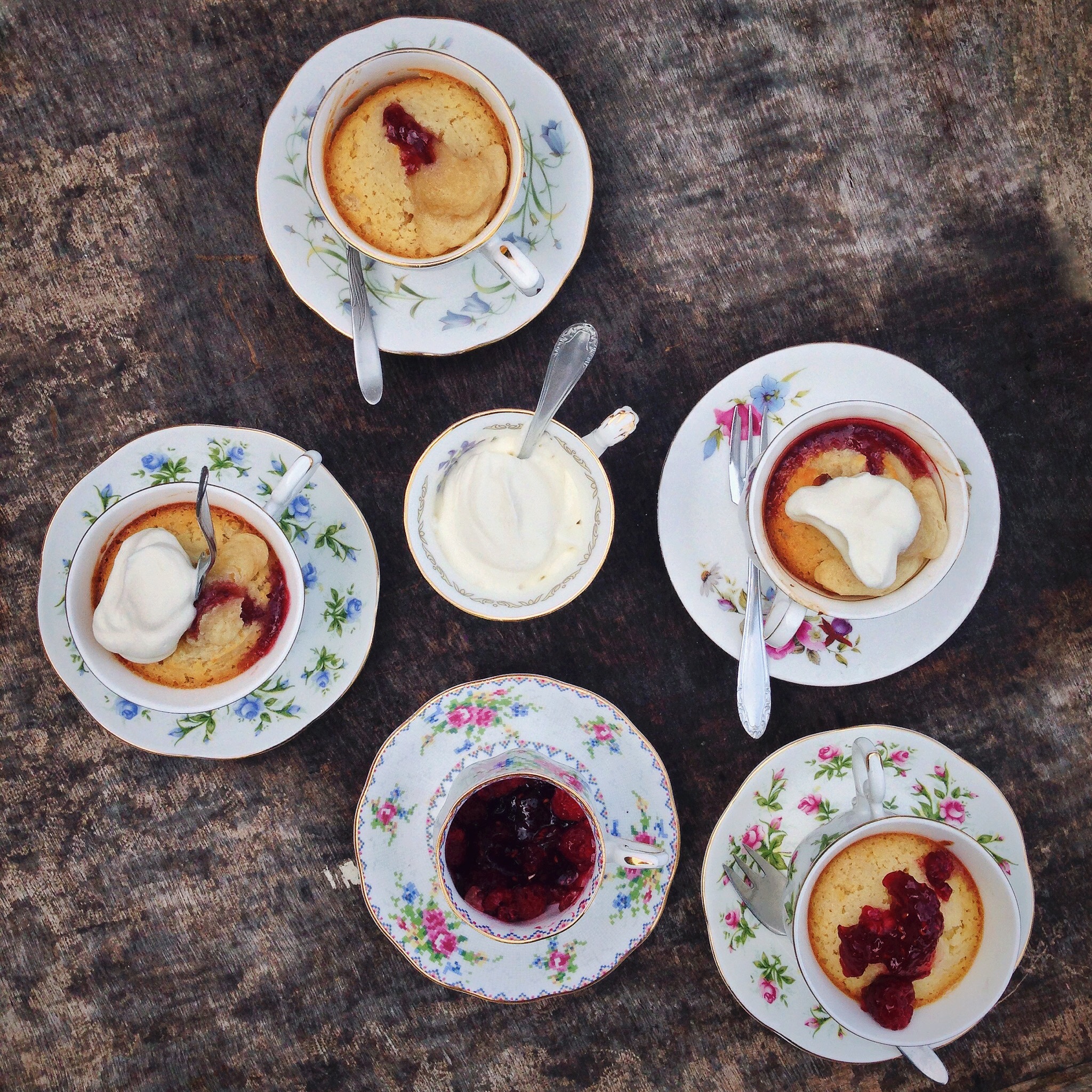 Kokos frambozencakejes in koffiekopjes