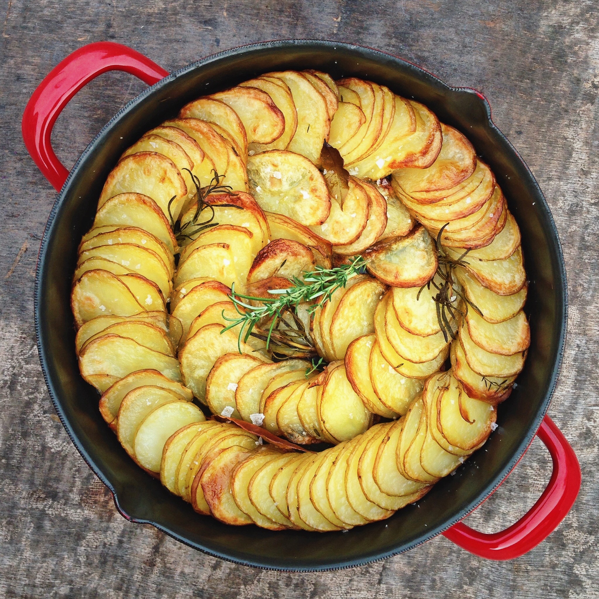 Hasselback aardappel gratin met kruiden, by Cookingdom