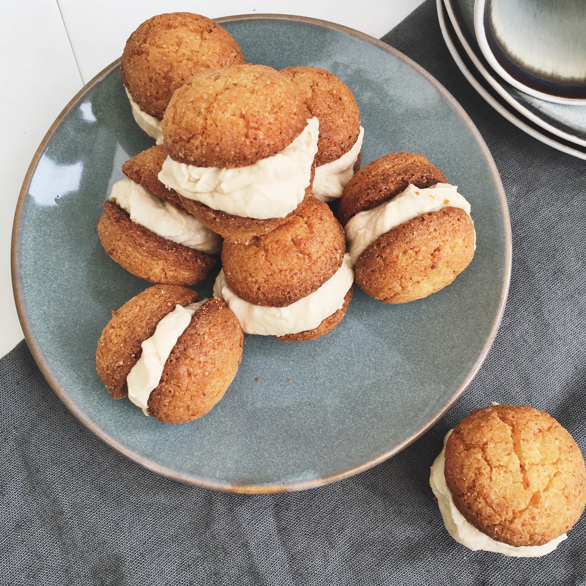 Bitterkoekjes sandwich met koffie mascarpone