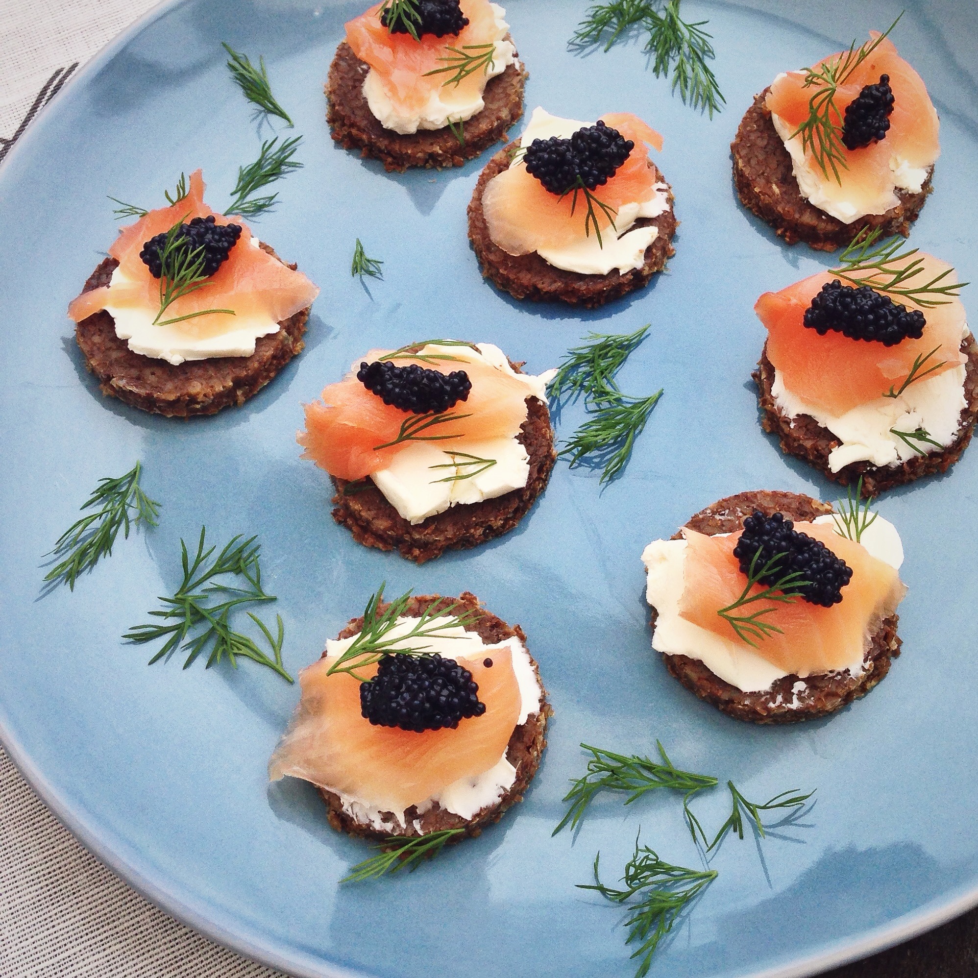 Roggebrood met zalm en roomkaas, by Cookingdom