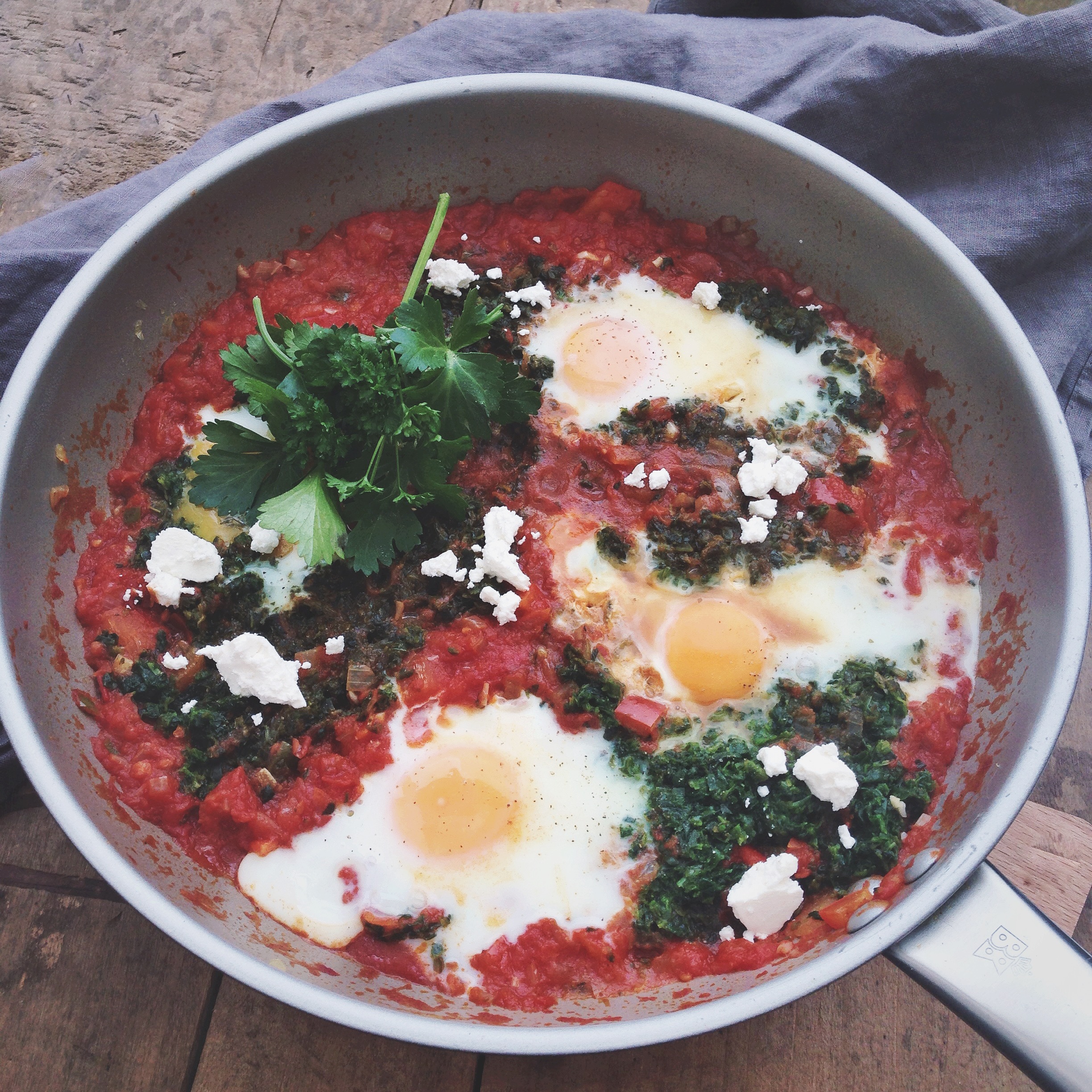 Shakshuka met spinazie en harissa