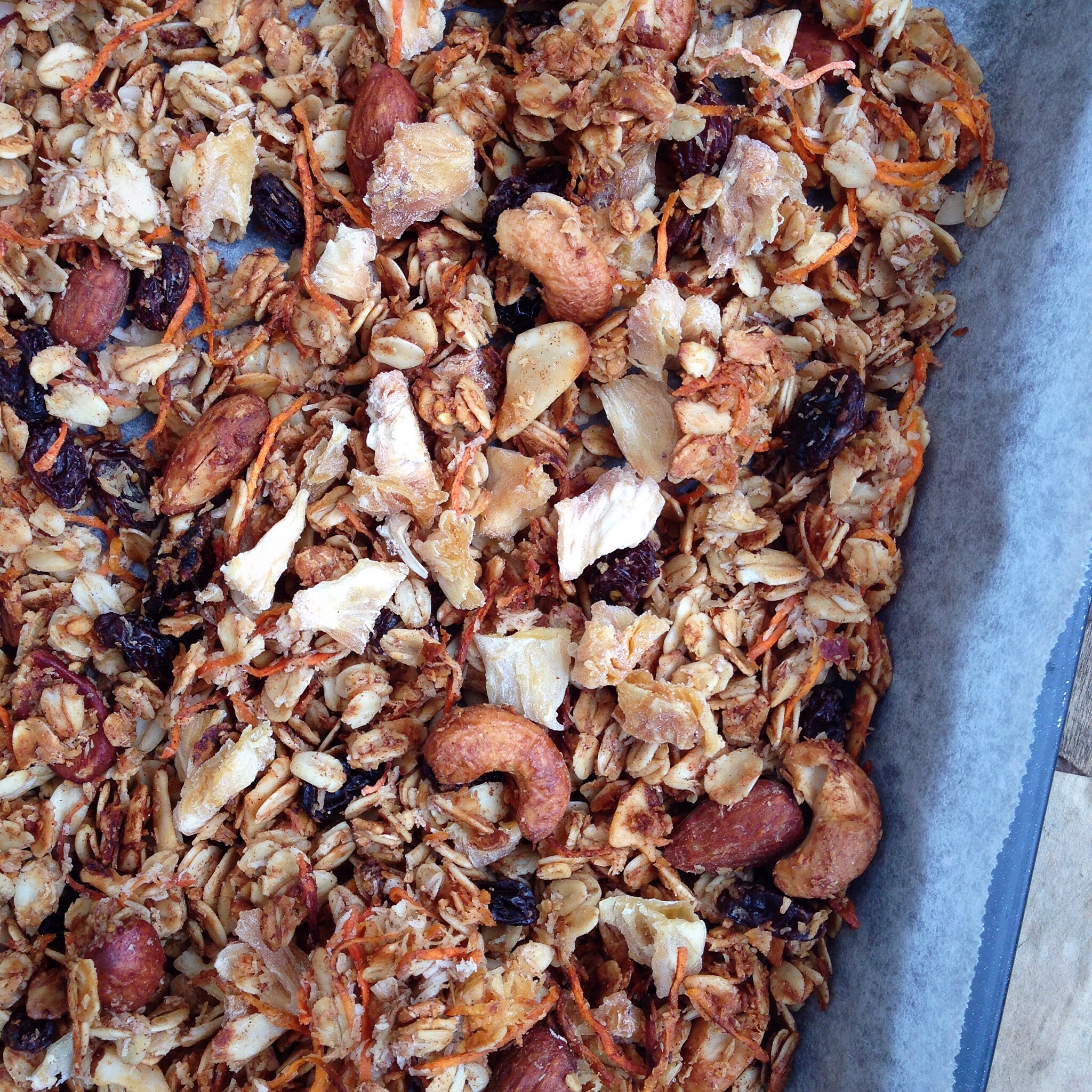 Carrot cake granola met ananas