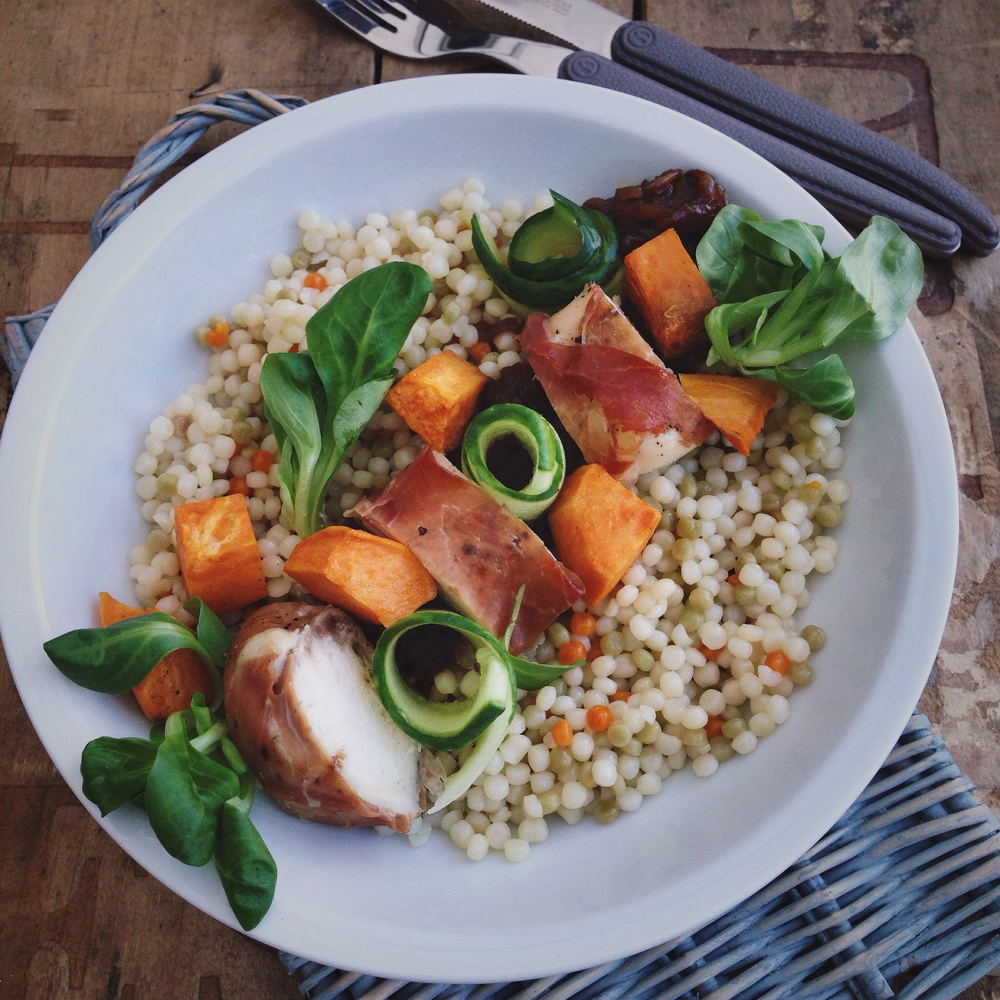 Parelcouscous met kip en zoete aardappel in een bowl