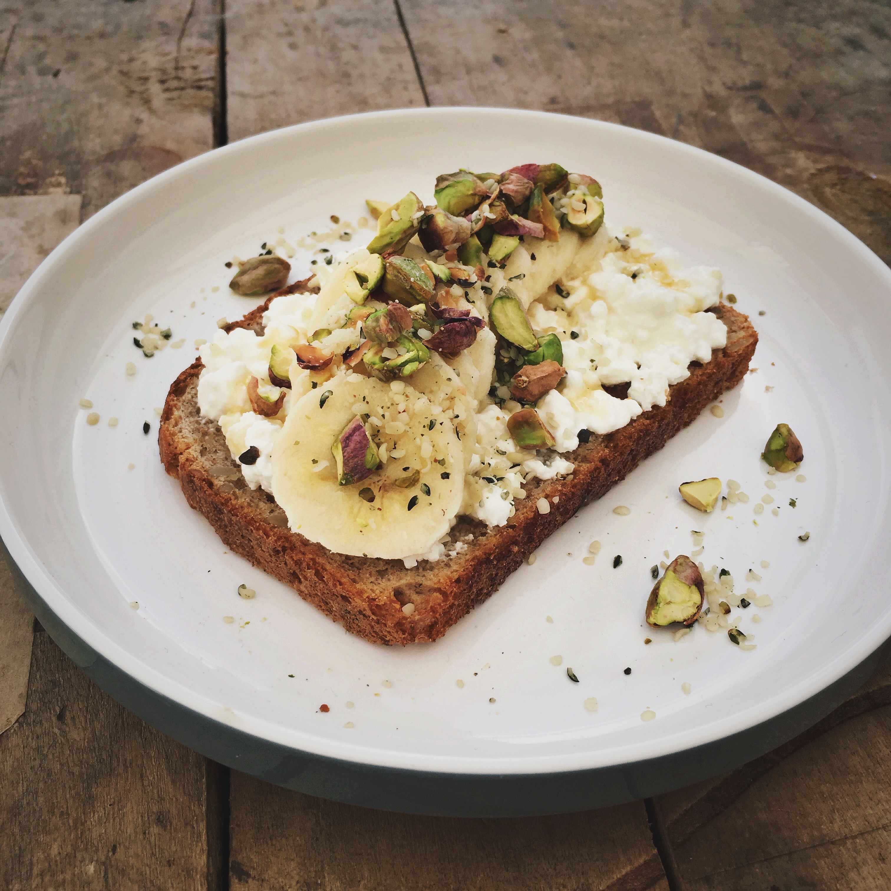 Toast met Hüttenkäse en banaan