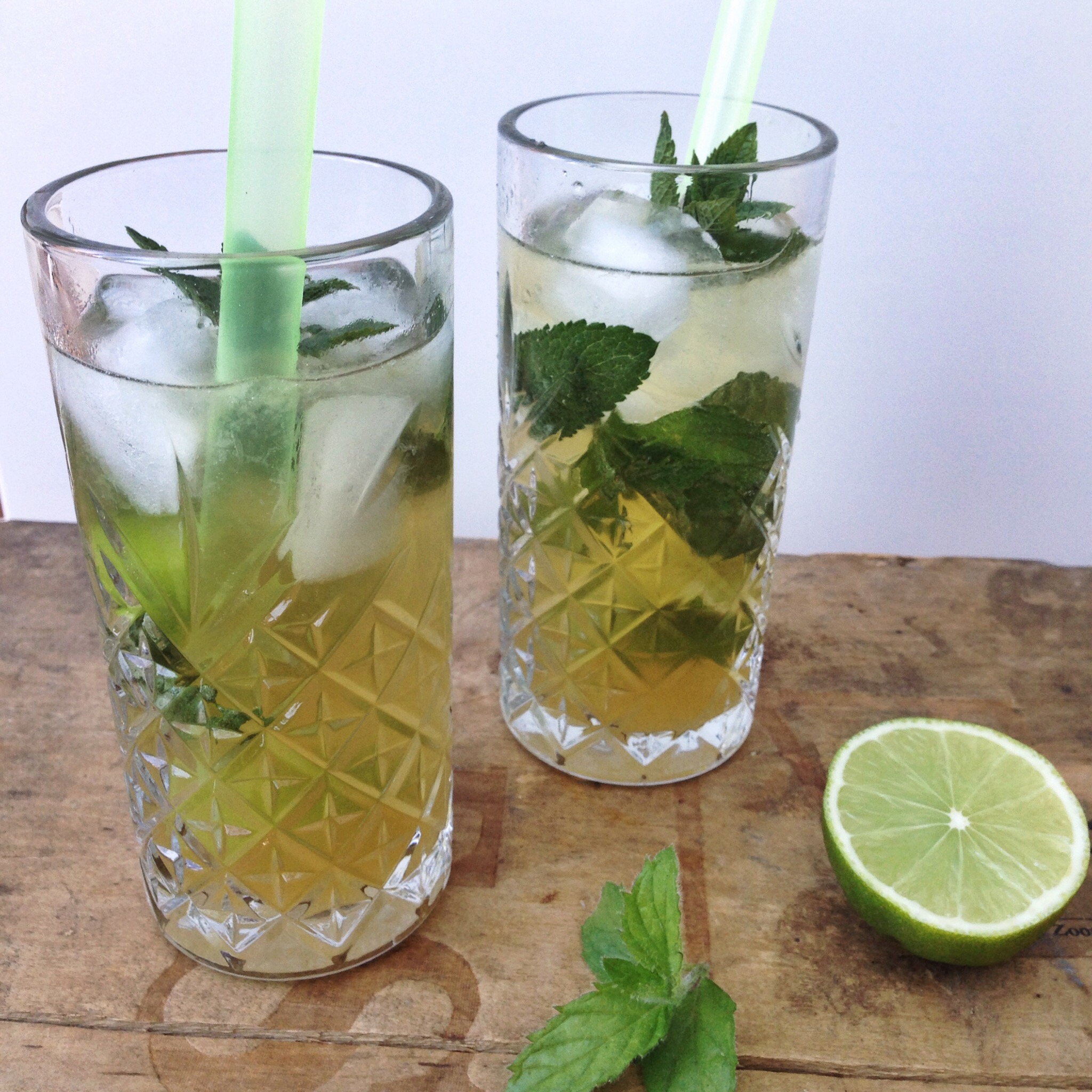 Mojito cocktail met muntsiroop