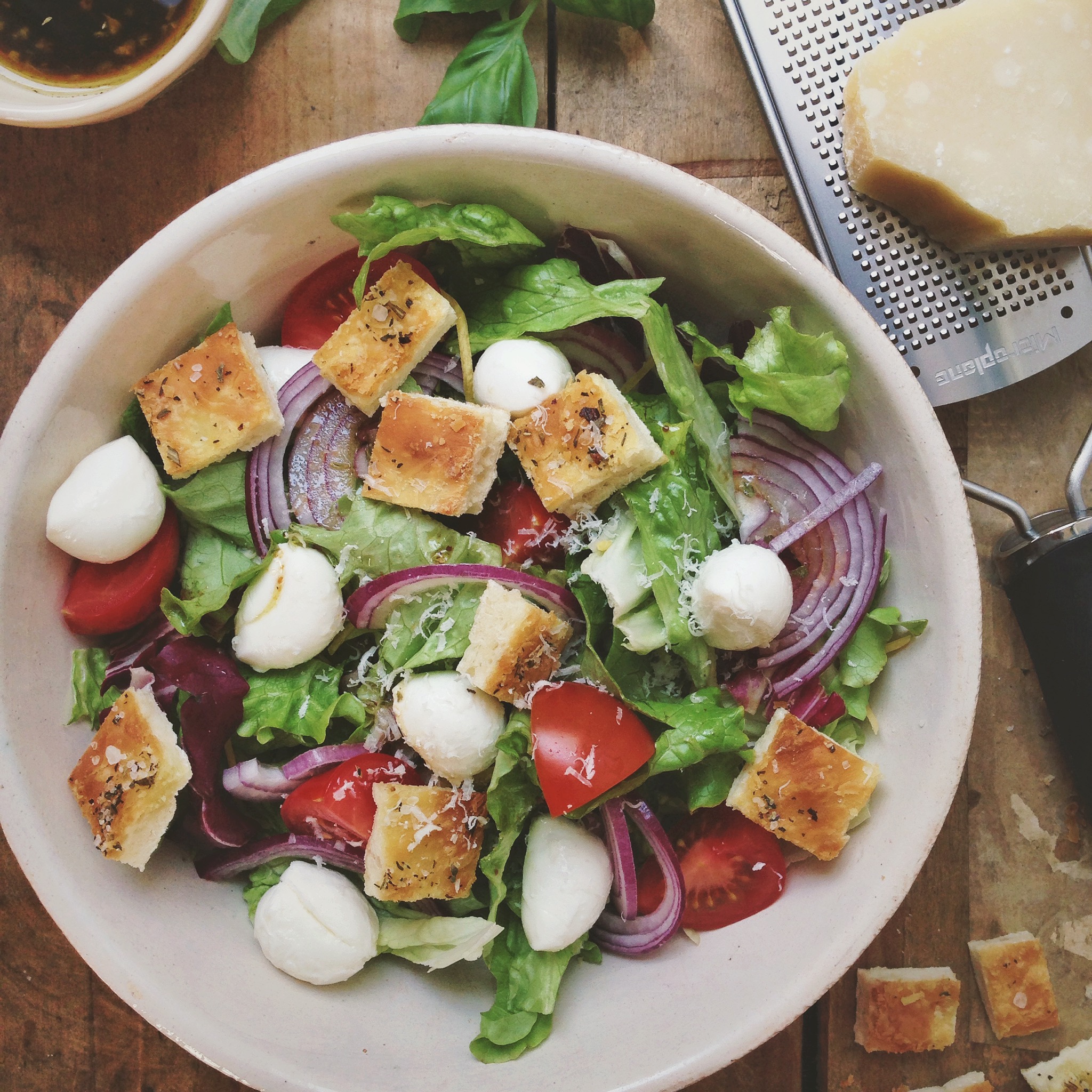 Pizza salade met focaccia croutons