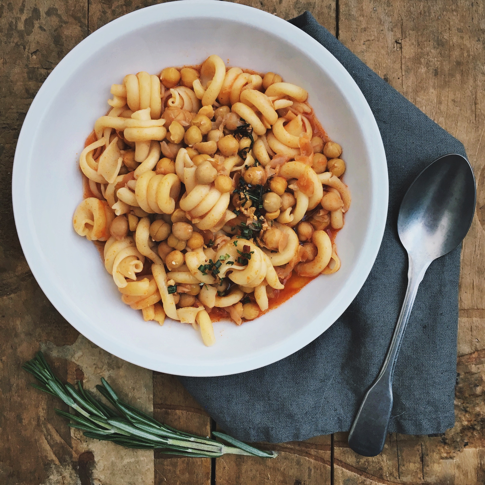 Pasta met kikkererwten en rozemarijn olie