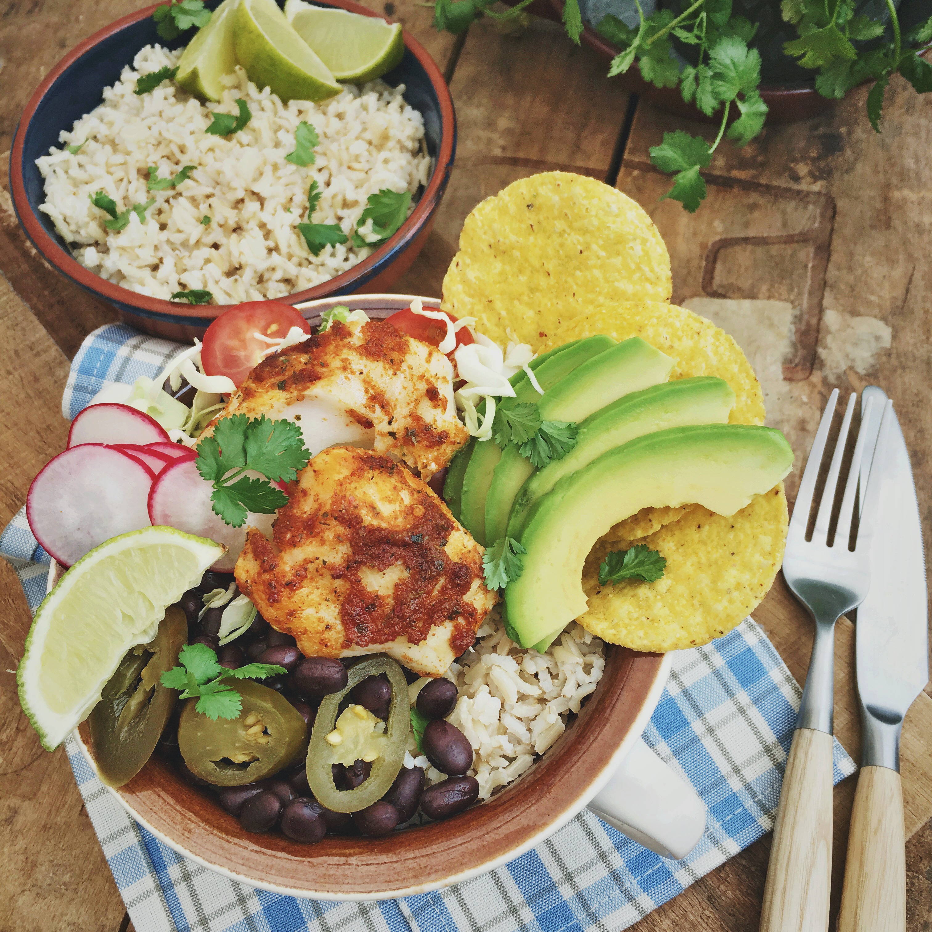 Gezonde taco bowl met vis