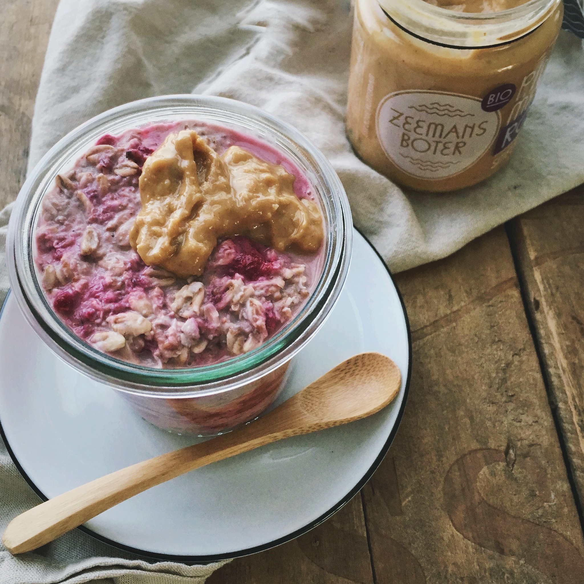 Overnight oats met frambozen en pindakaas