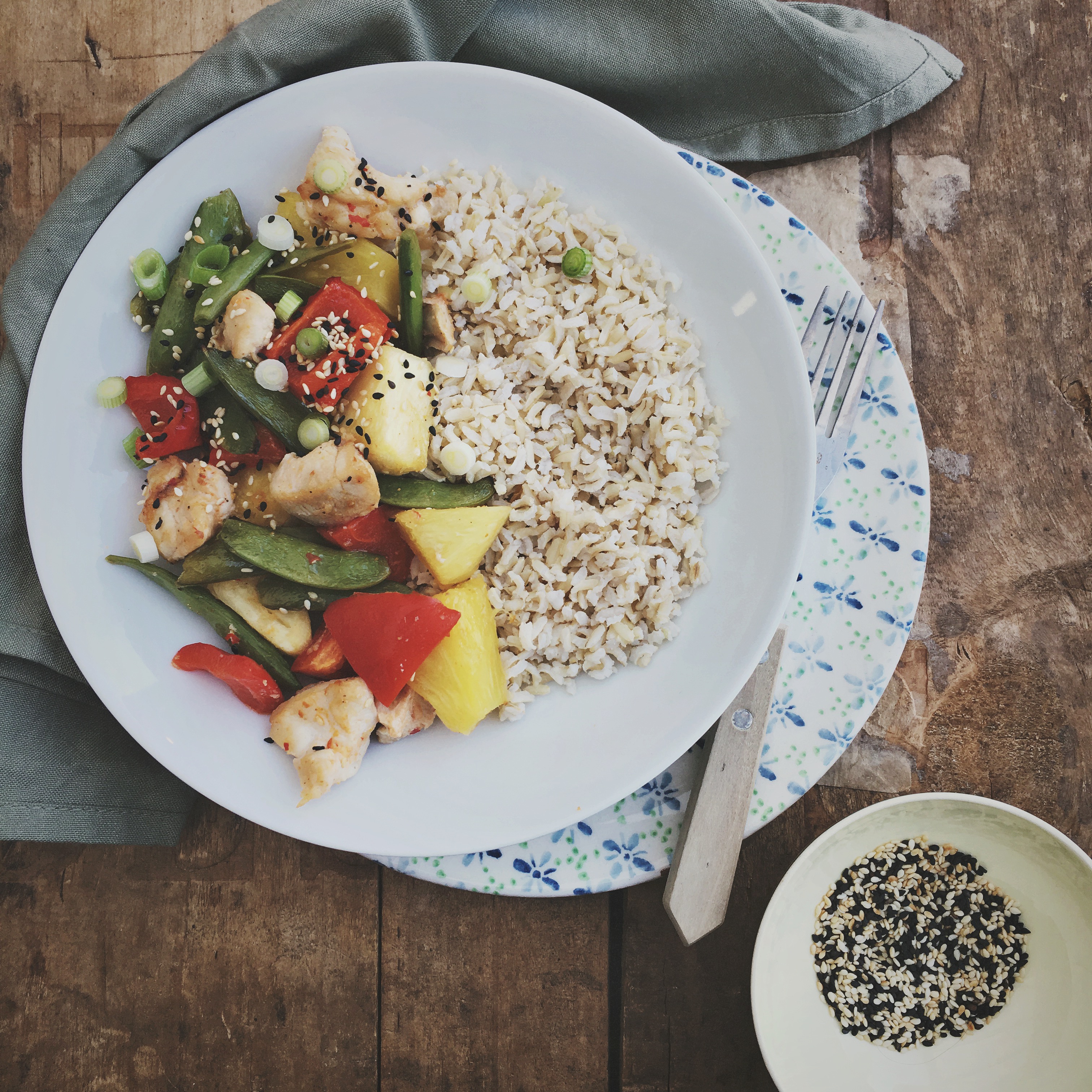 Kip teriyaki met ananas van de bakplaat