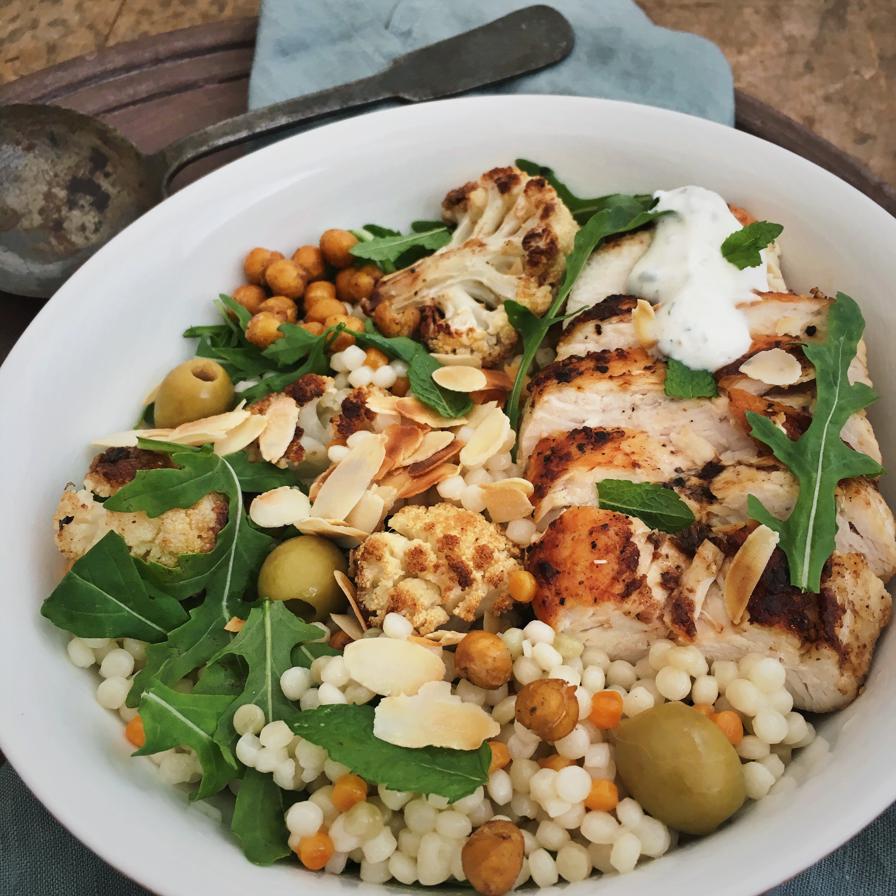 Parelcouscous salade met geroosterde bloemkool en kip