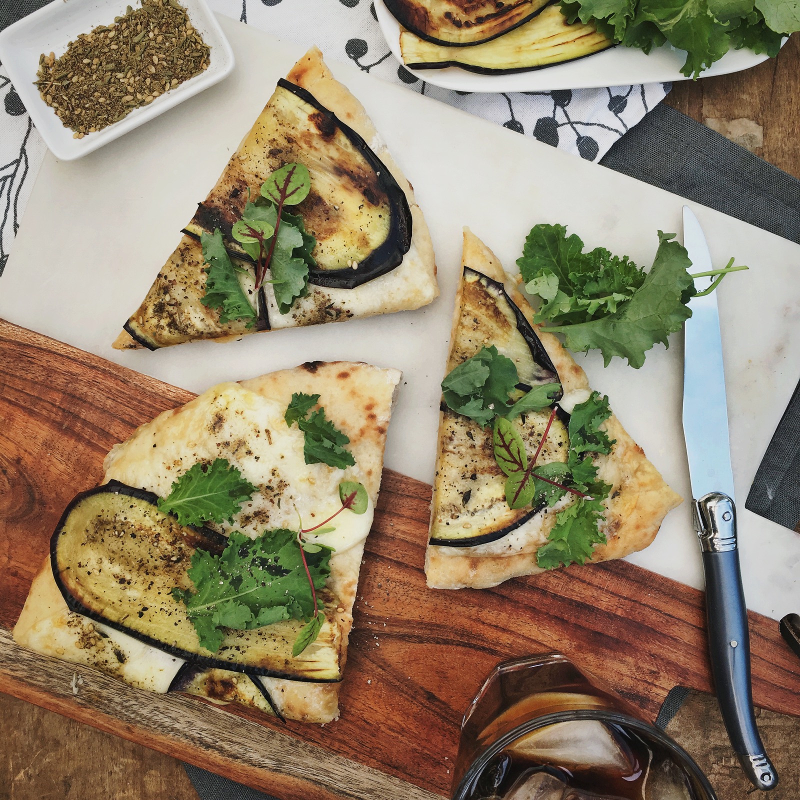 Platbroodpizza met aubergine