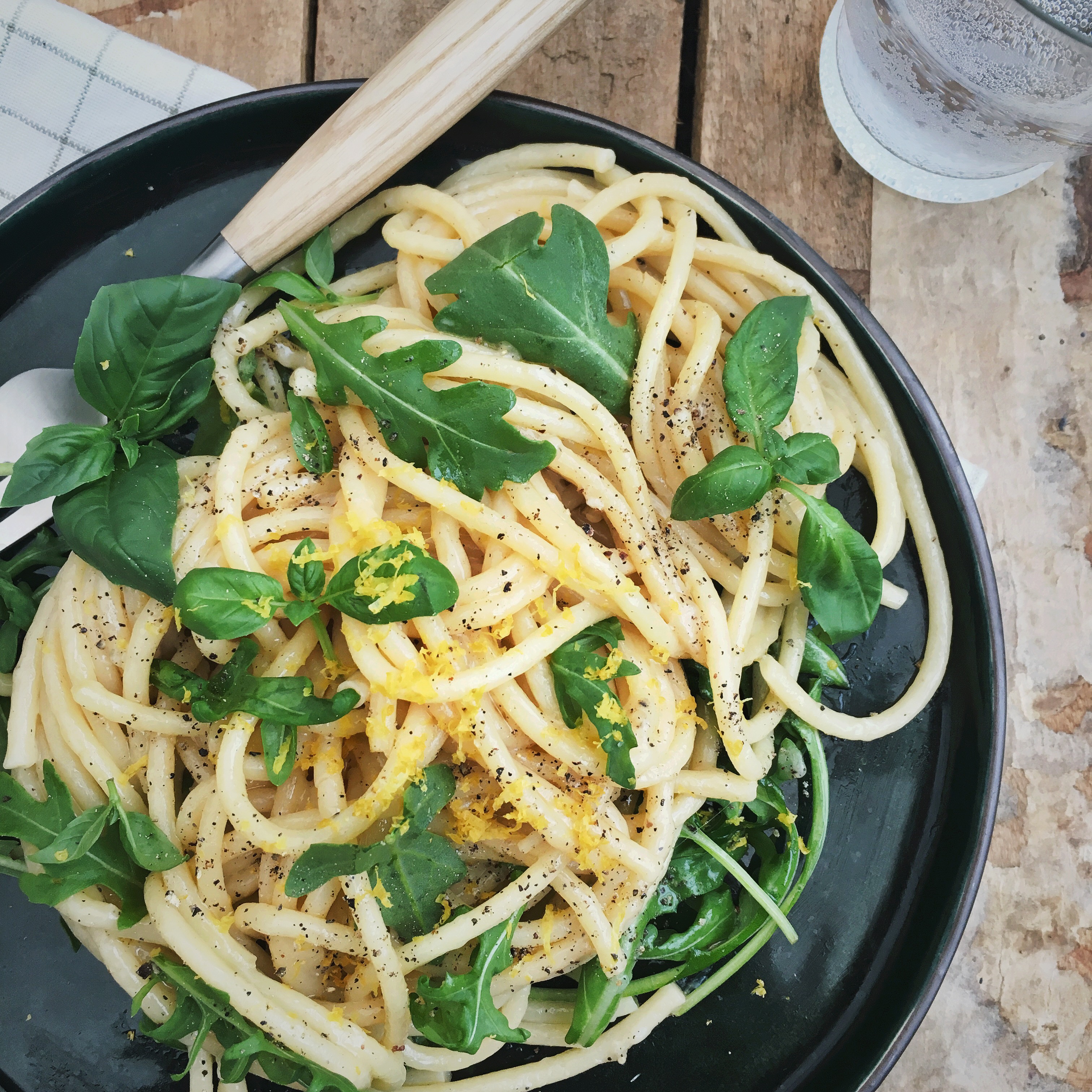 Kaas en peper pasta met rucola