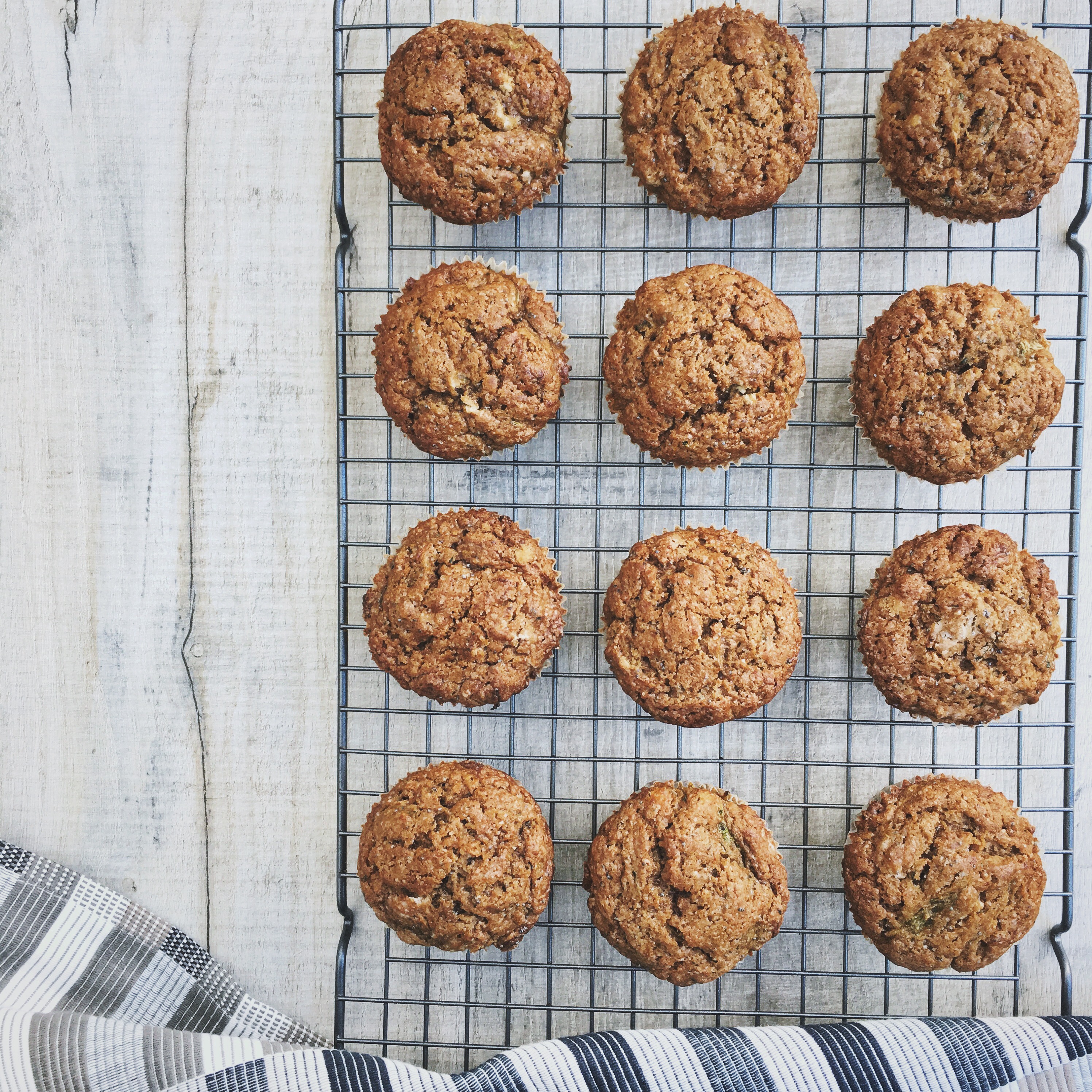 Courgette muffins met citroen en maanzaad