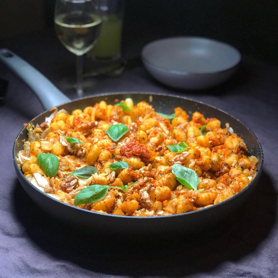 Gnocchi met gegrilde paprika rode pesto saus