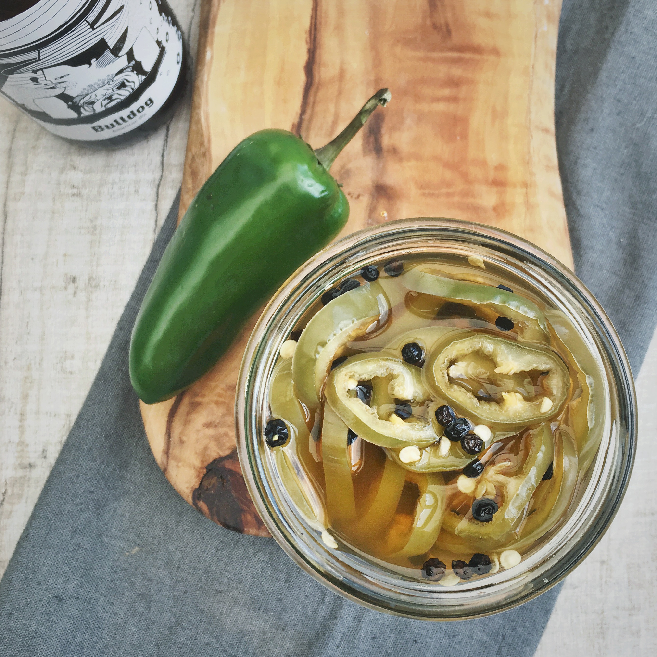 Ingemaakte jalapeno pepers met bier