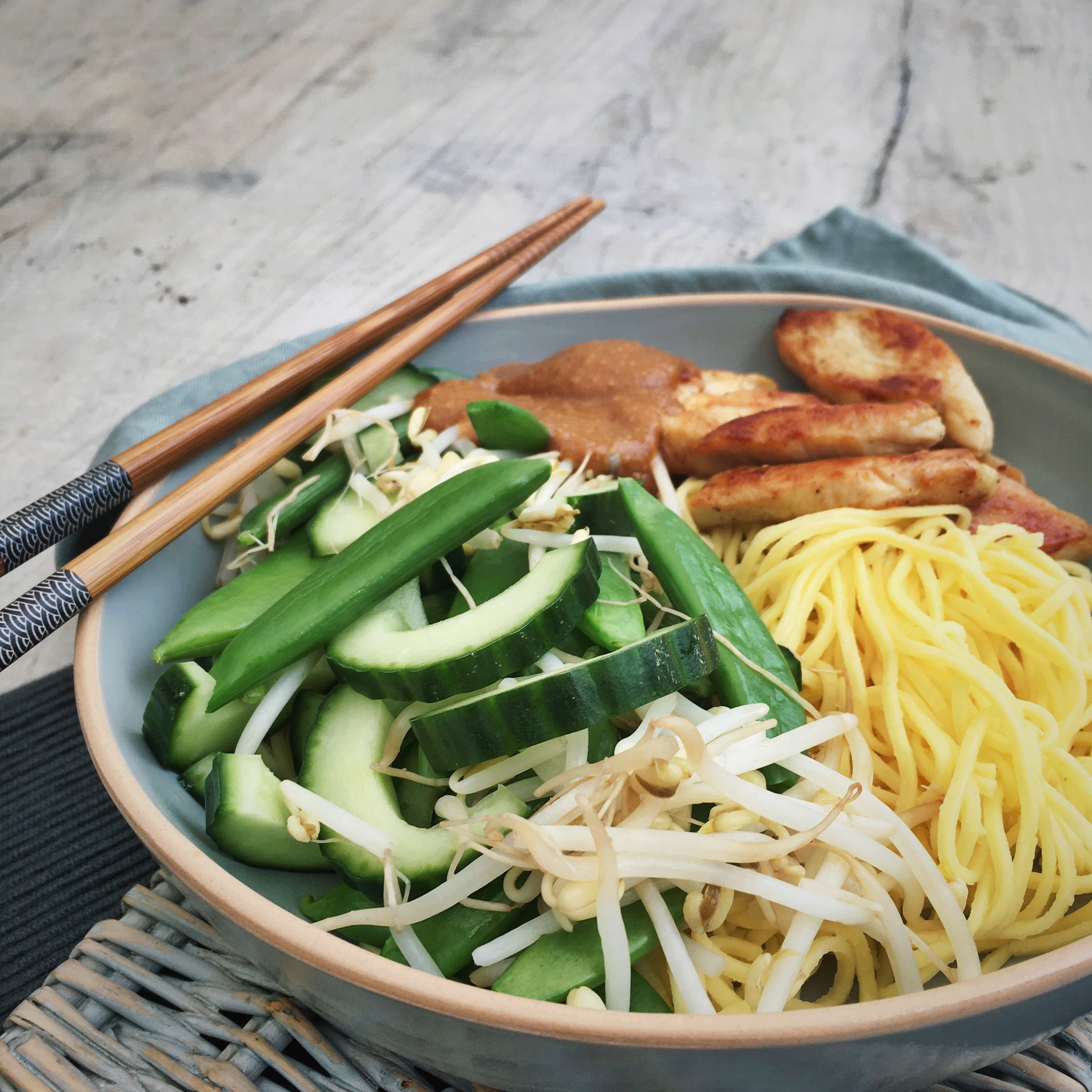 Gado gado bowl met noedels