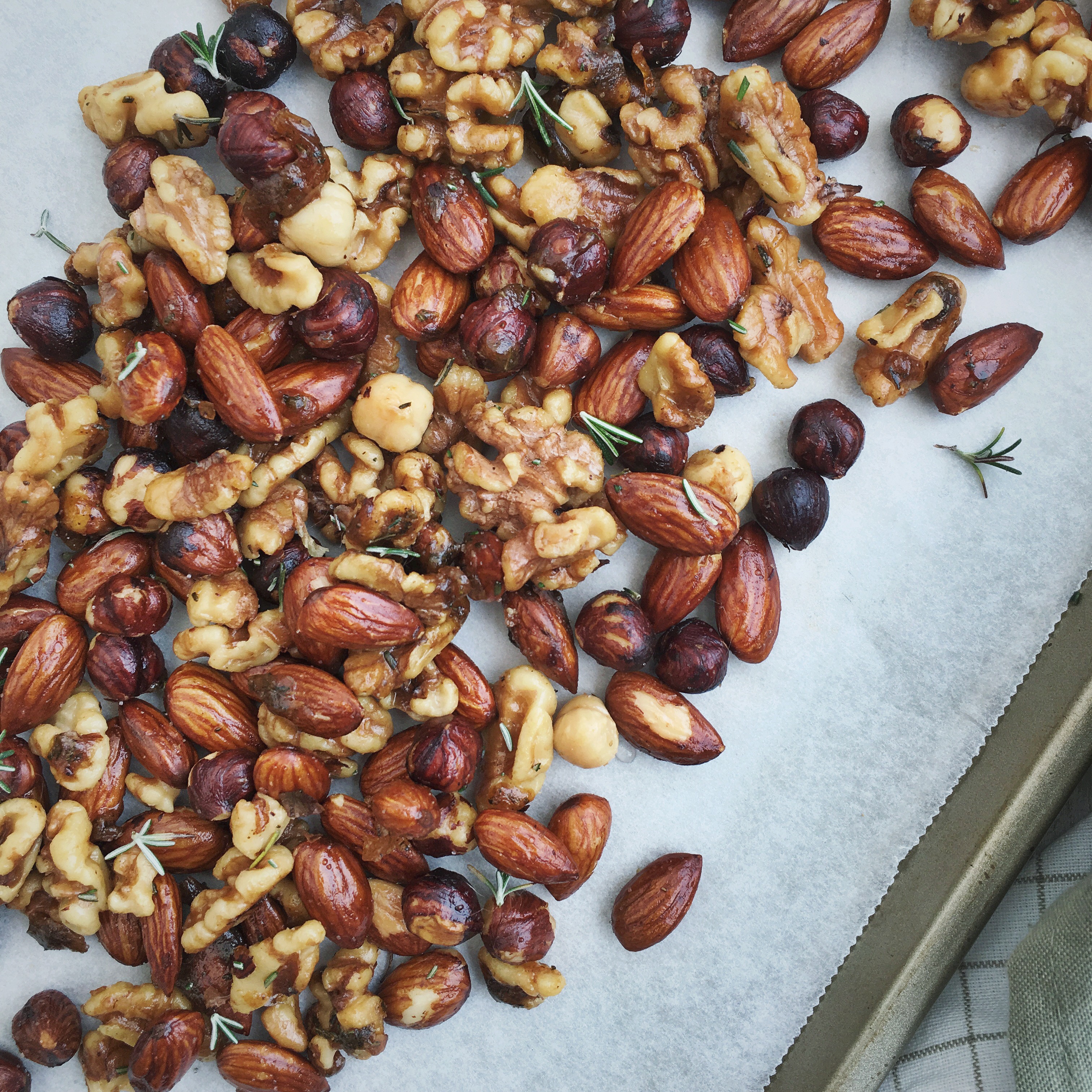 Geroosterde noten met rozemarijn en cayennepeper