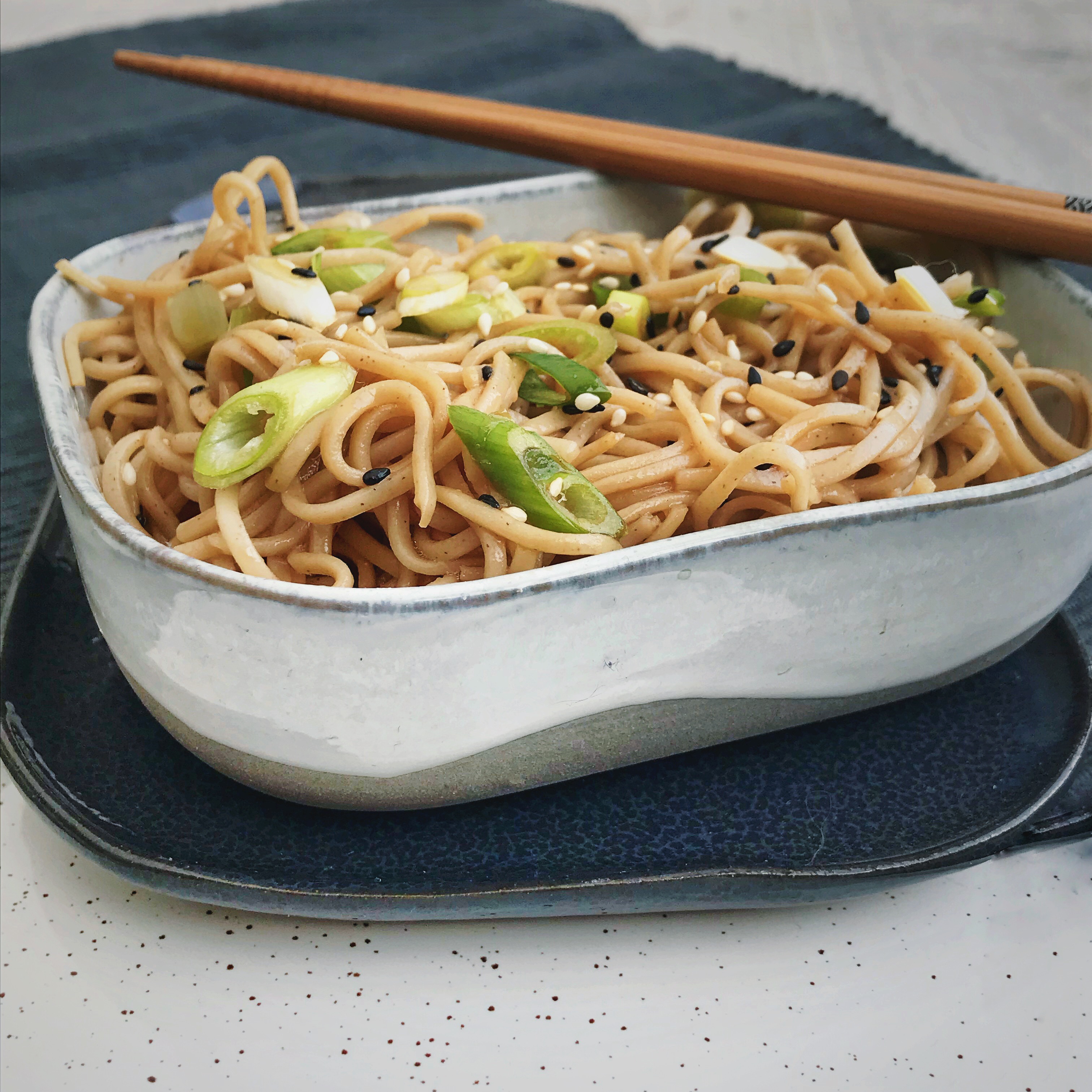 Soba noedels met sesamzaadjes en lente ui