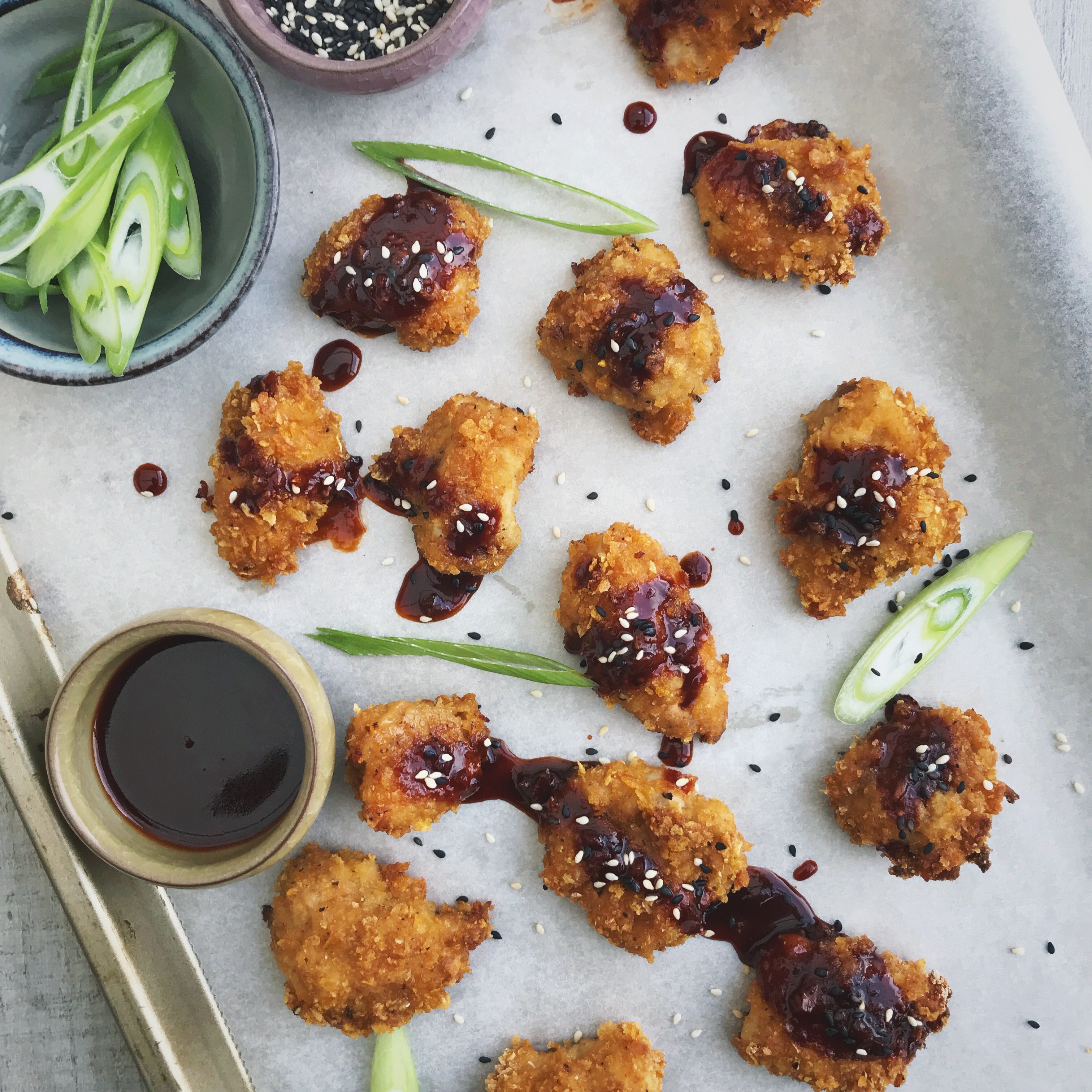 Cornflakes kipnuggets met Koreaanse dipsaus