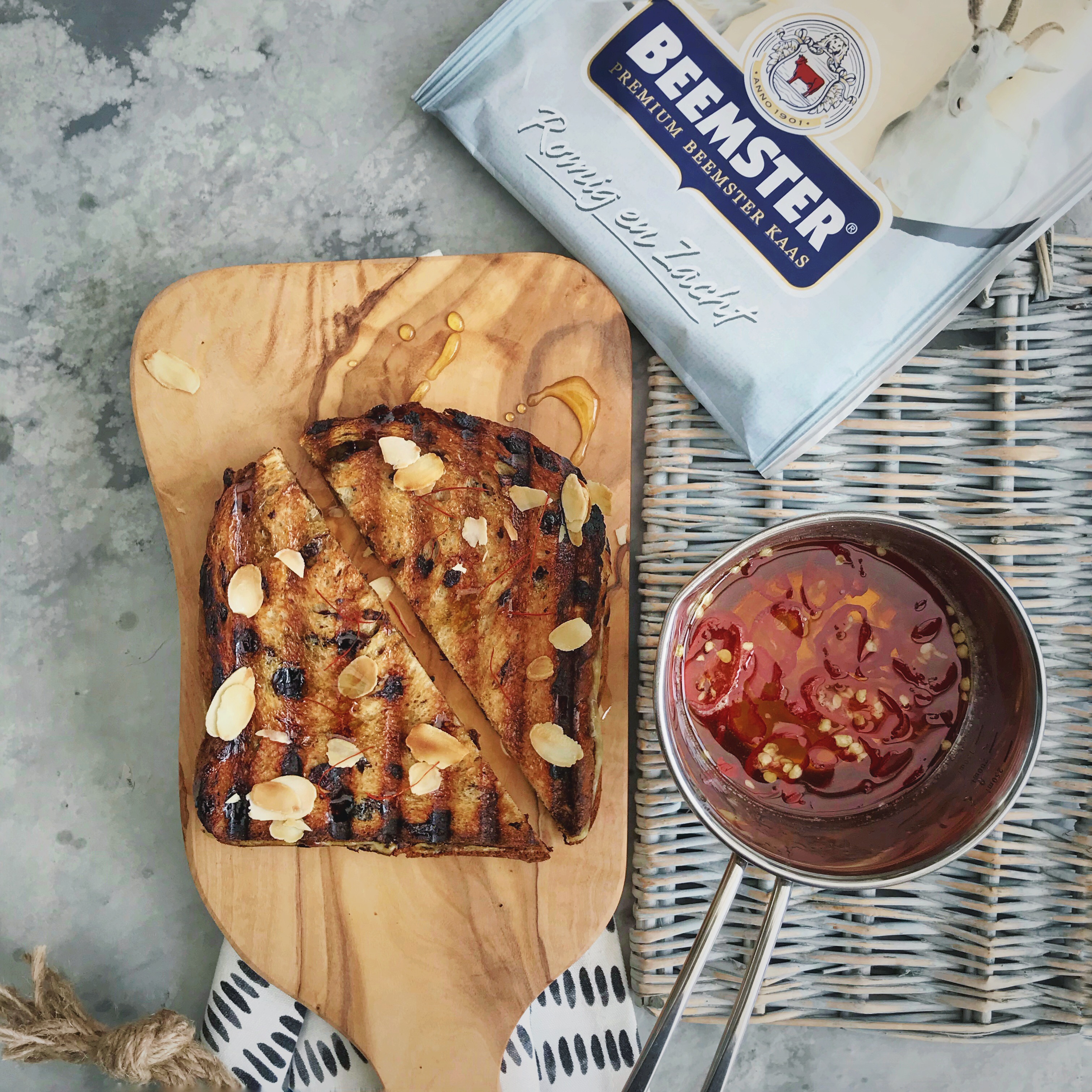 tosti krentenbrood met geitenkaas