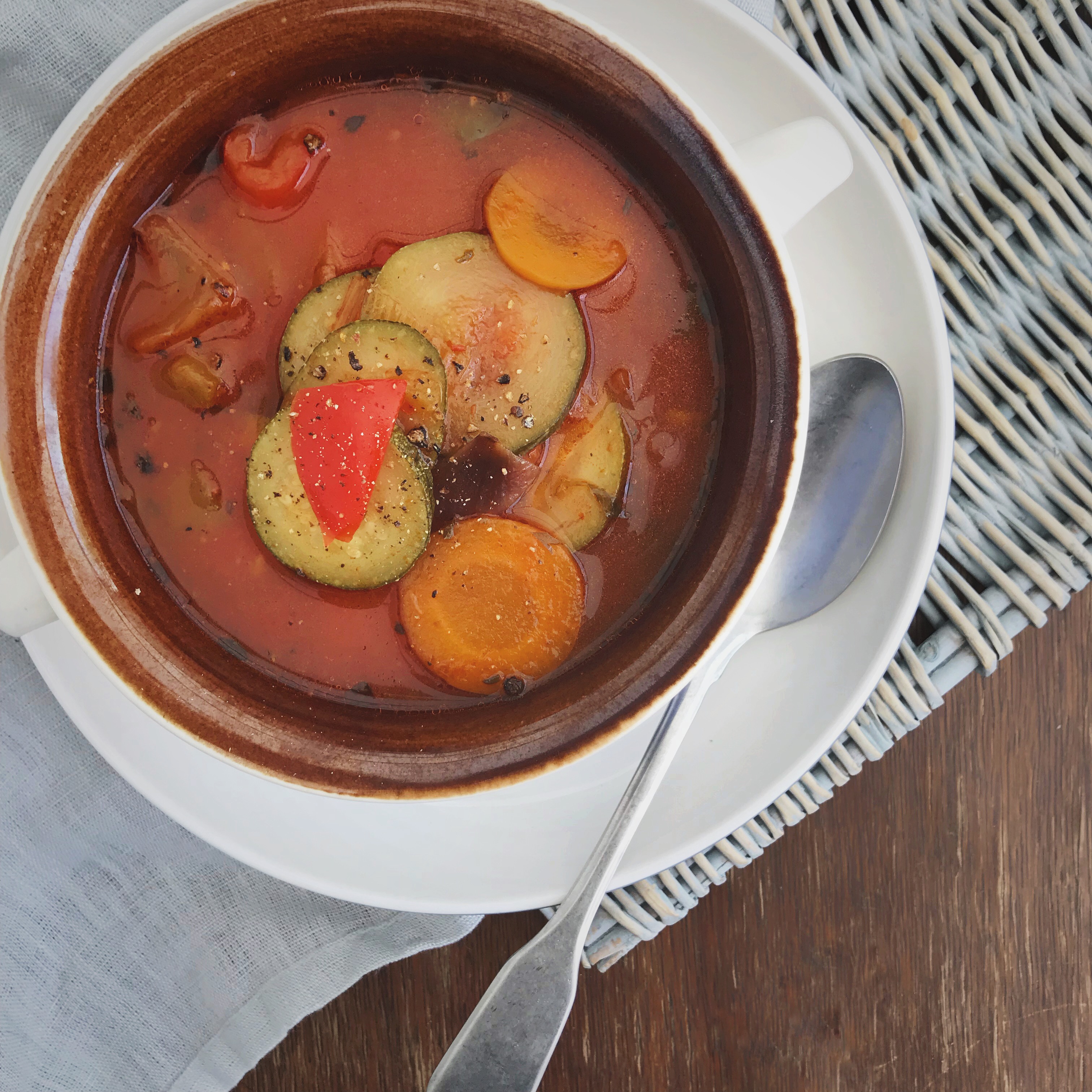 Snelle tomaten groente soep met courgette