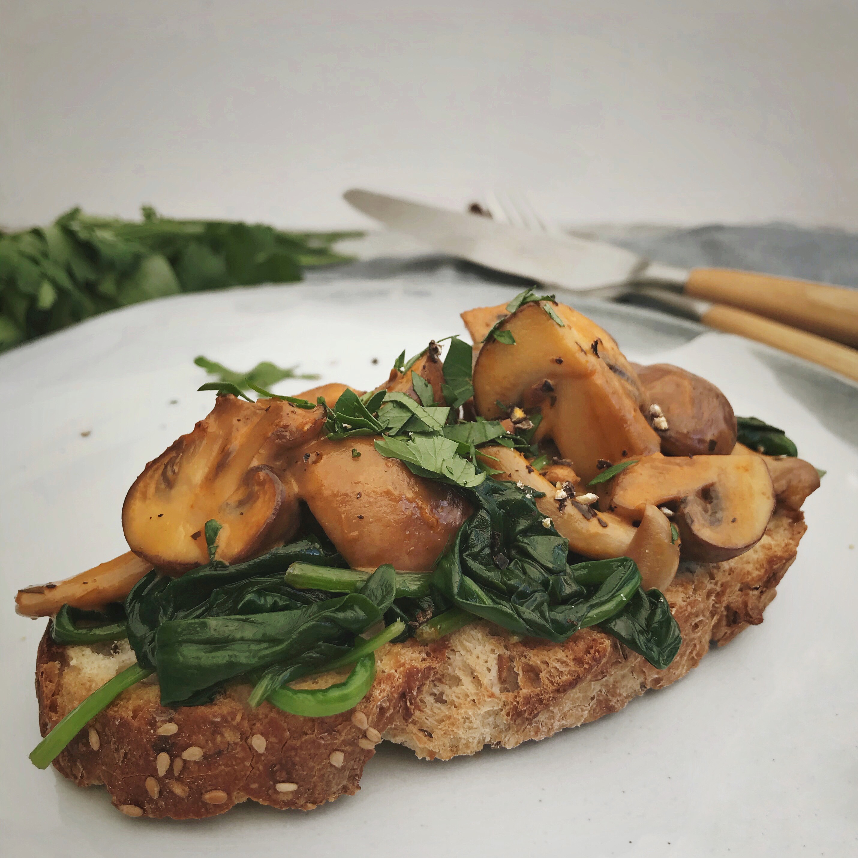 Toast met stroganoff champignons en spinazie