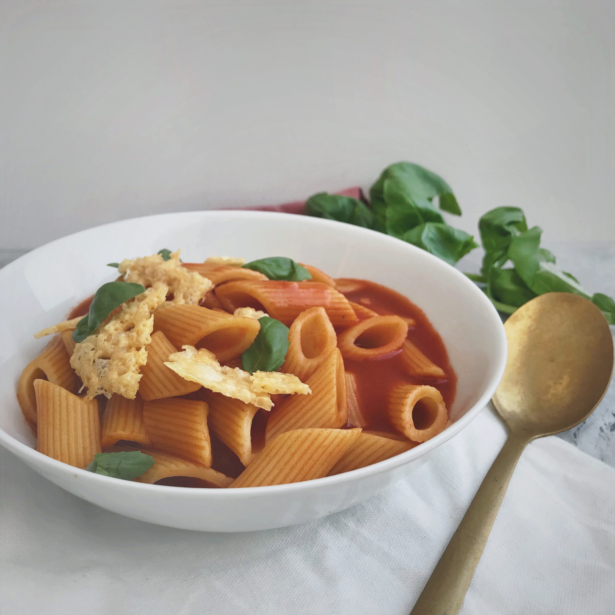 Pasta in een simpele tomatensaus met knapperige kaas