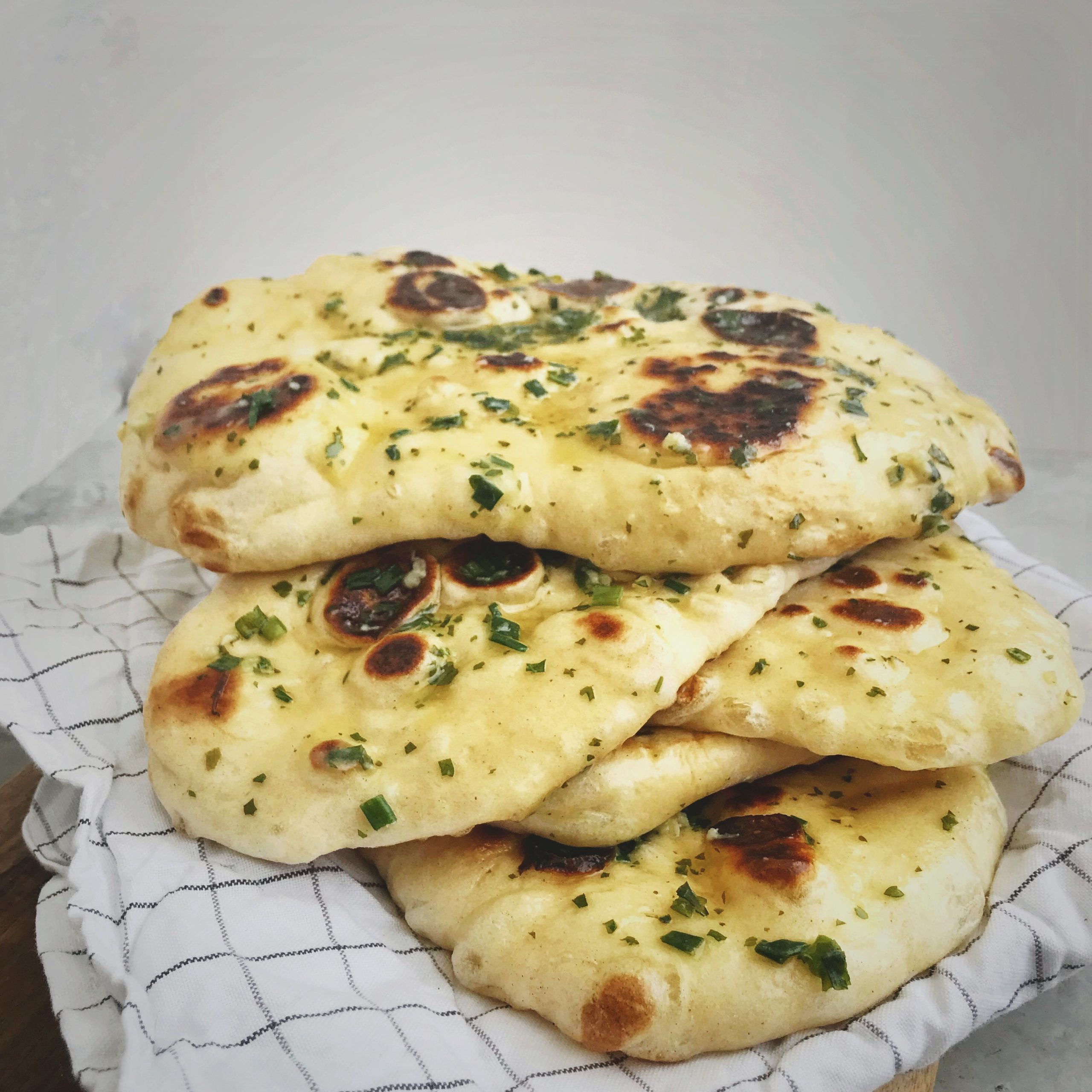 Naan met knoflook en kruiden zelf maken