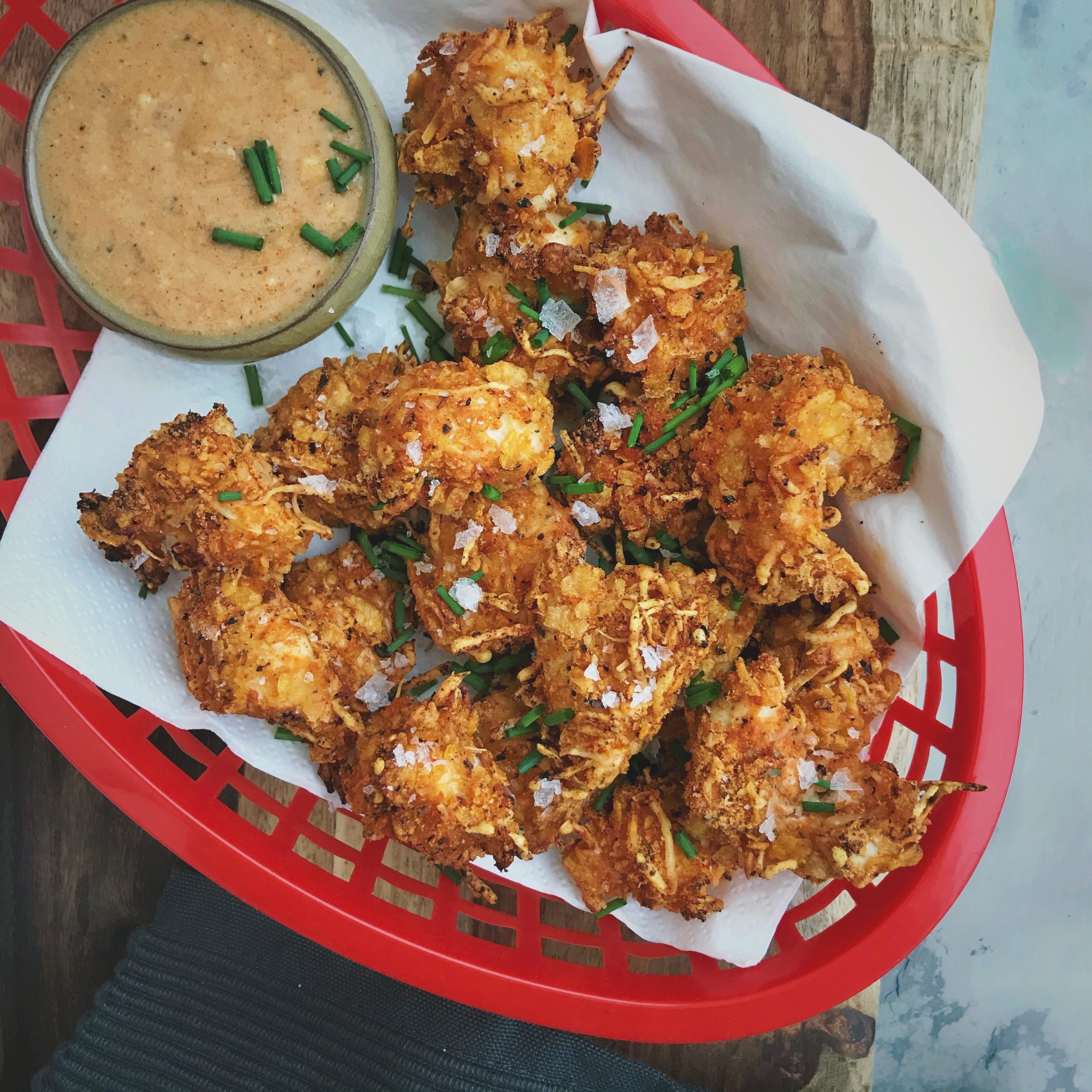 Popcorn chicken met een pittige honingmosterdsaus