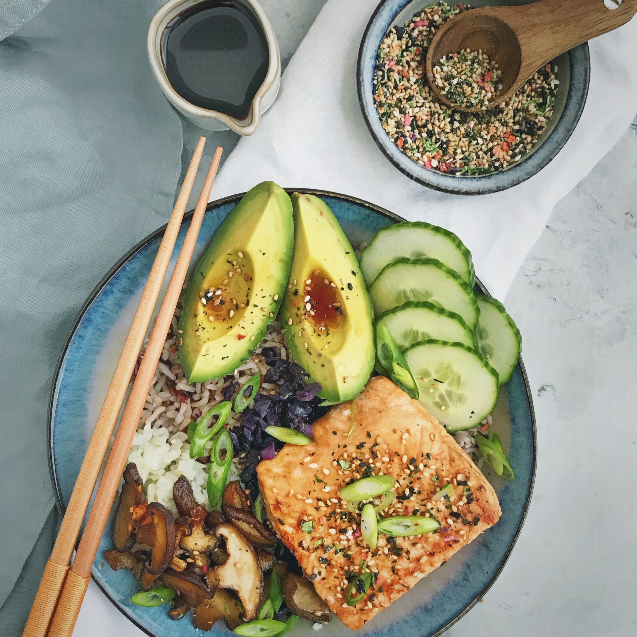 zalm bowl met furikake