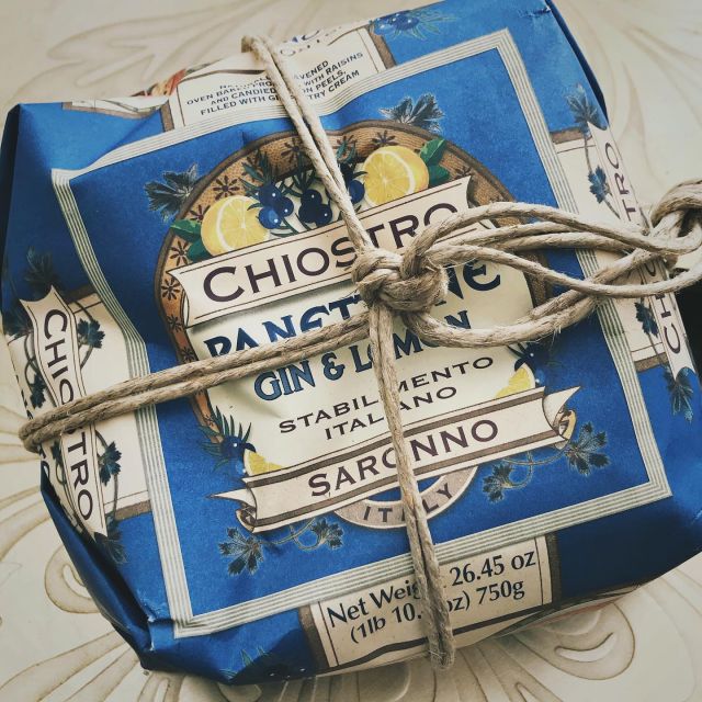 Goeiemorgen!

Het is zo lang geleden dat ik iets gepost heb dat ik moest zoeken naar de knop 🤪

Maar goed...deze kon ik niet laten liggen want panettone, Citroen en GIN! 

En die prachtige verpakking 🥰

#bijnadecember #dusbijnakerst #officieelhoudiknieteensvankerst #maarhetis2020 #panettone