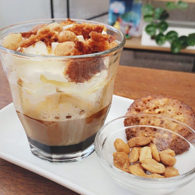 Kletskoffie!

Koffie met slagroom, kletskoppen en suikerpinda’s 

Deze speciale koffie variant ontdekten we jaren geleden bij ons favoriete koffietentje ( waar ze trouwens ook de lekkerste apfelstrudel hebben) maar is ook simpel thuis te maken ☕️

Fijn weekend!